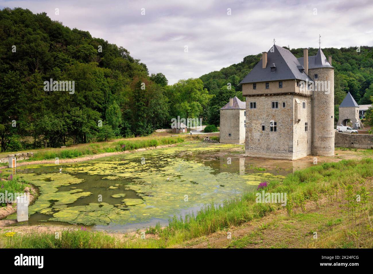 Vue sur le château médiéval du village belge Crupet dans la province de Namur Banque D'Images