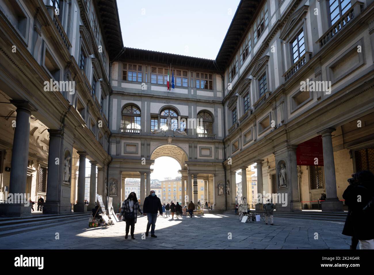 Florence, Italie.Janvier 2022. Les touristes se promenant sur la place des Offices dans le centre-ville Banque D'Images