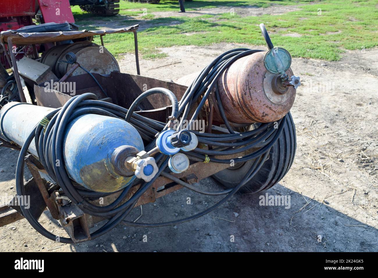 L'équipement de soudage au gaz. Un cylindre de propane et d'un cylindre d'oxygène. Banque D'Images