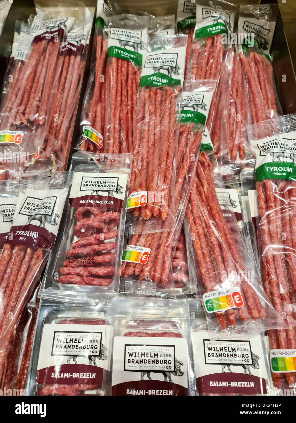 De nombreux produits de saucisse de salami de la société Wilhelm Brandenburg dans un supermarché Banque D'Images