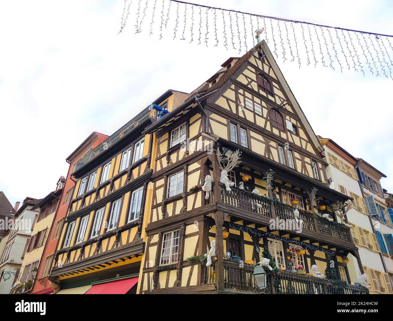 Rues et façades de maisons, décorées traditionnellement avec des jouets et des ours en peluche pour Noël dans la ville médiévale de Strasbourg - la capitale de Christm Banque D'Images