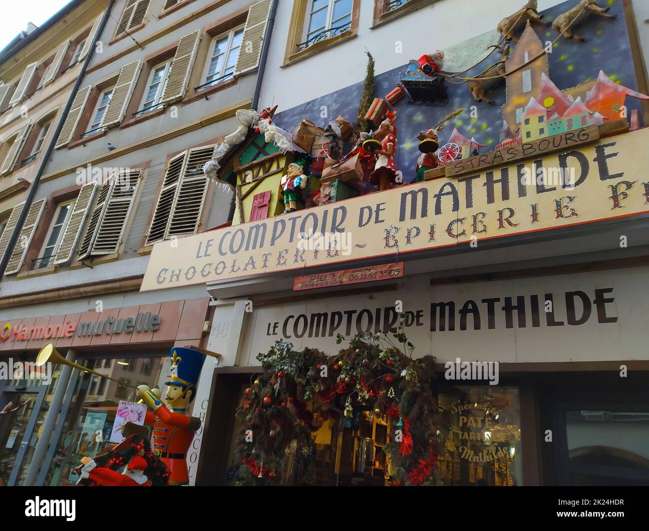 Strasbourg, Alsace, France - 30 décembre 2021: le comptoir de mathilde Chocolaterie signe marque texte magasin logo avant de l'épicerie boutique de bonbons Banque D'Images