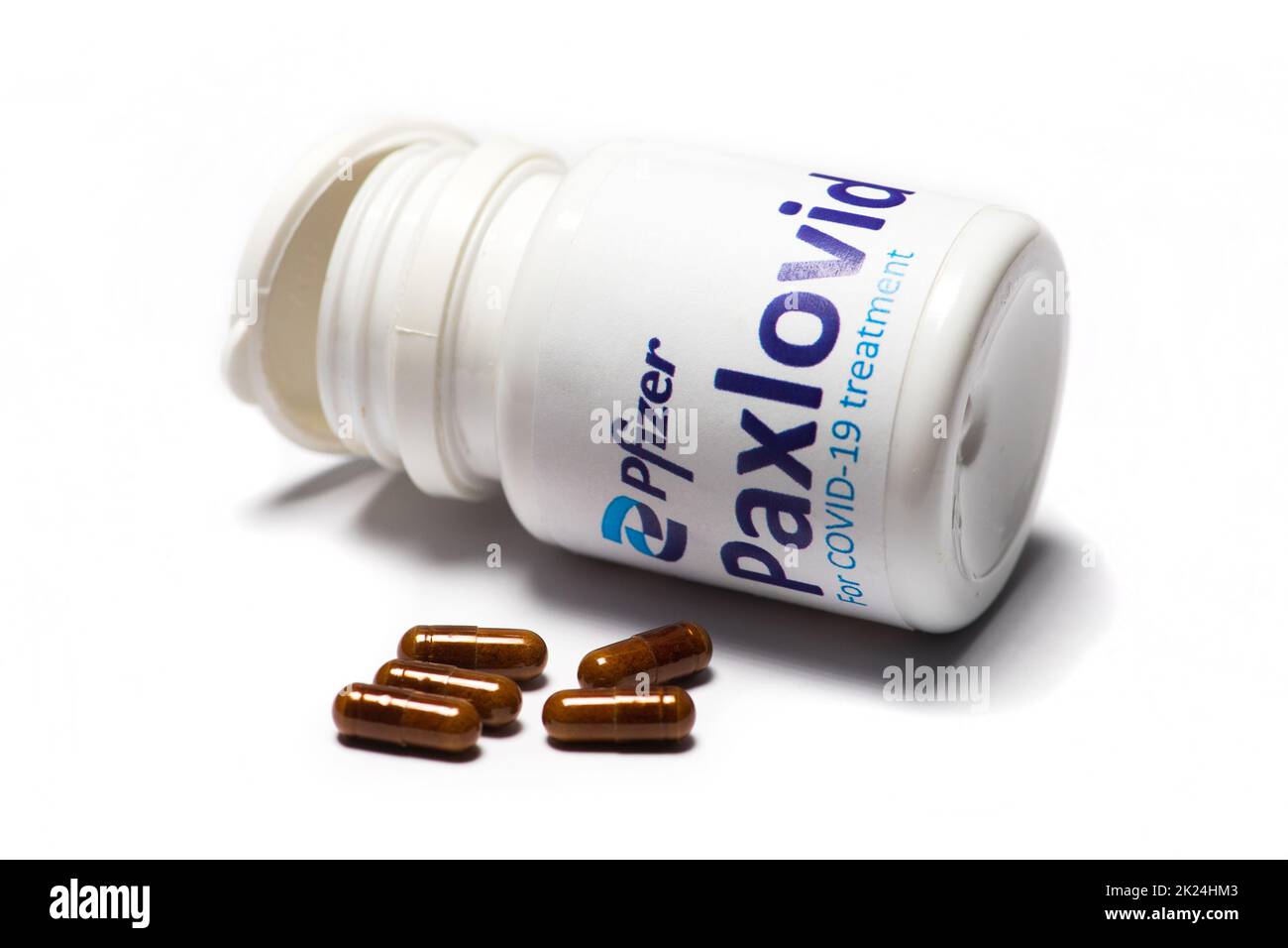 Bucarest, Roumanie - 1 février 2022 : image éditoriale illustrative de la pilule antivirale orale Paxlovid développée par Pfizer.Corona virus Co Banque D'Images