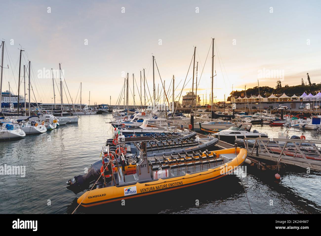 Funchal, Madère, Portugal - 31 décembre 2021 : vue sur le port de plaisance de Funchal où les gens se rassemblent dans la soirée pour assister aux feux d'artifice de la nouvelle année Banque D'Images