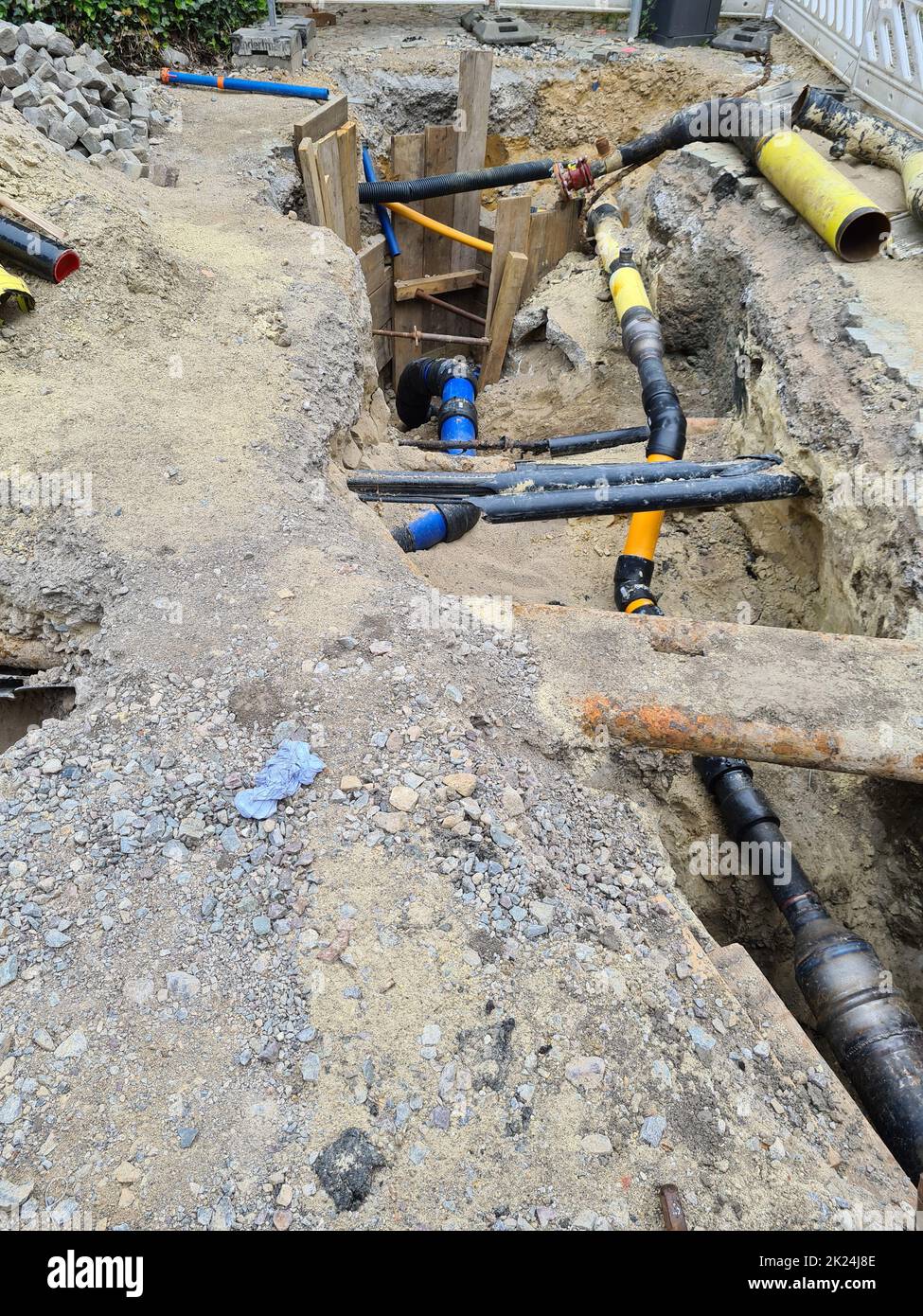 Travaux sur l'installation de systèmes d'ingénierie et de chauffage. Deux tuyaux en plastique un jaune pour tuyau de gaz et un noir pour lignes électriques. Ils sont dans une sa Banque D'Images