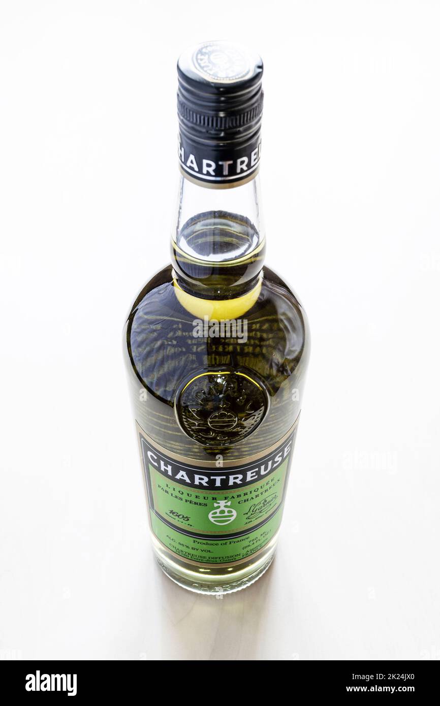 Moscou, Russie - 3 février 2022 : vue ci-dessus d'une bouteille fermée de liqueur verte de Chartreuse sur table pâle. La liqueur a été faite par les Chartreux Banque D'Images