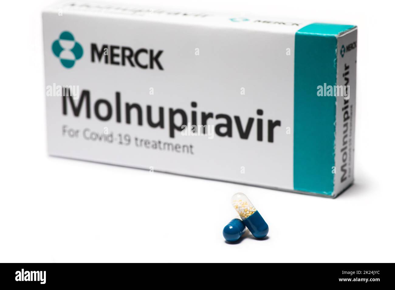 Bucarest, Roumanie - 2 février 2022 : image éditoriale illustrative de la pilule antivirale orale Molnupiravir développée par Merck. Virus Corona Banque D'Images