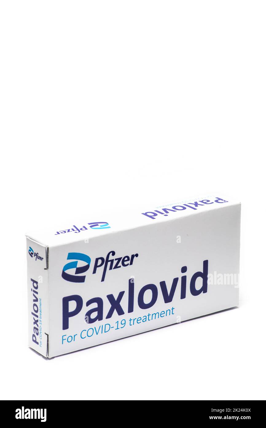 Bucarest, Roumanie - 2 février 2022 : image éditoriale illustrative de la pilule antivirale orale Paxlovid développée par Pfizer. Virus Corona COV Banque D'Images