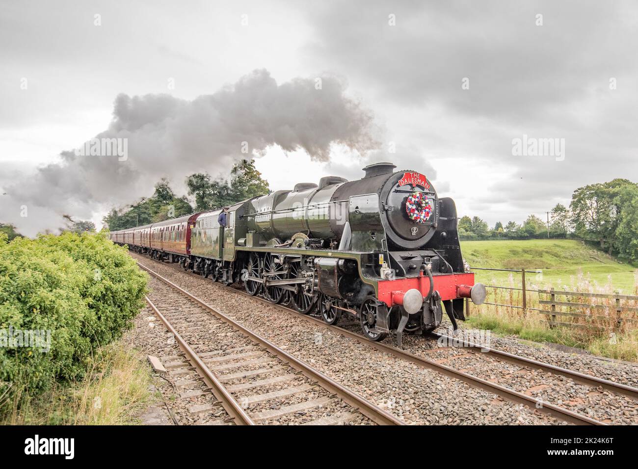 De York à Carlisle Dalesman, Scots Guardsman, à la station Hellifield, le 22nd septembre 2022. Le Loco à vapeur s'emboîte ici du diesel. Banque D'Images