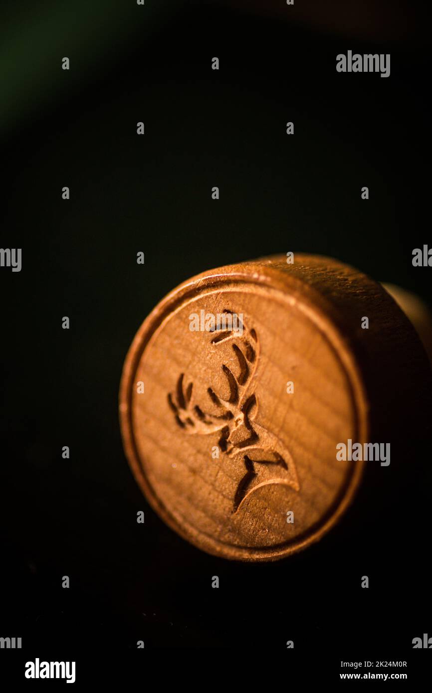 Bucarest, Roumanie - 3 décembre 2021 : image éditoriale d'une bouteille de whisky single malt Glenfiddich exposée dans un pub de Bucarest, RO Banque D'Images Bucarest, Roumanie - 3 décembre 2021 : image éditoriale d'une bouteille de whisky single malt Glenfiddich exposée dans un pub de Bucarest, RO Banque D'Images