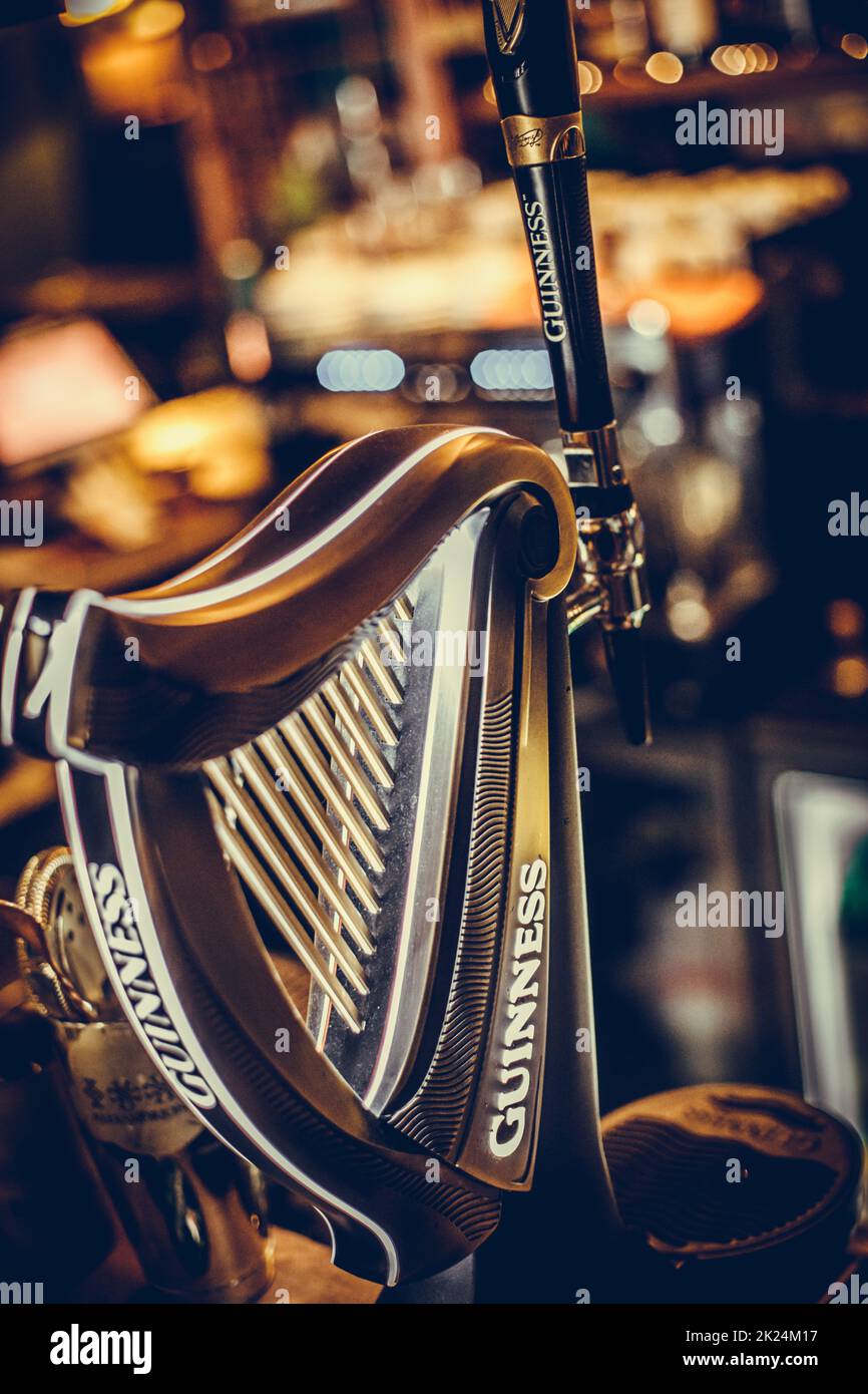 Bucarest, Roumanie - 3 décembre 2021 : image éditoriale d'un robinet de bière Guinness exposé dans un pub à Bucarest, Roumanie. Banque D'Images Bucarest, Roumanie - 3 décembre 2021 : image éditoriale d'un robinet de bière Guinness exposé dans un pub à Bucarest, Roumanie. Banque D'Images