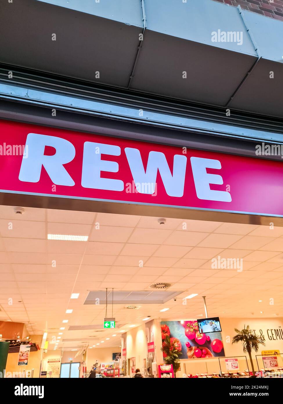 Kiel, Allemagne - 24.Fébulary 2022: Le logo de la chaîne de supermarchés Rewe au-dessus de la zone d'entrée d'un supermarché Banque D'Images