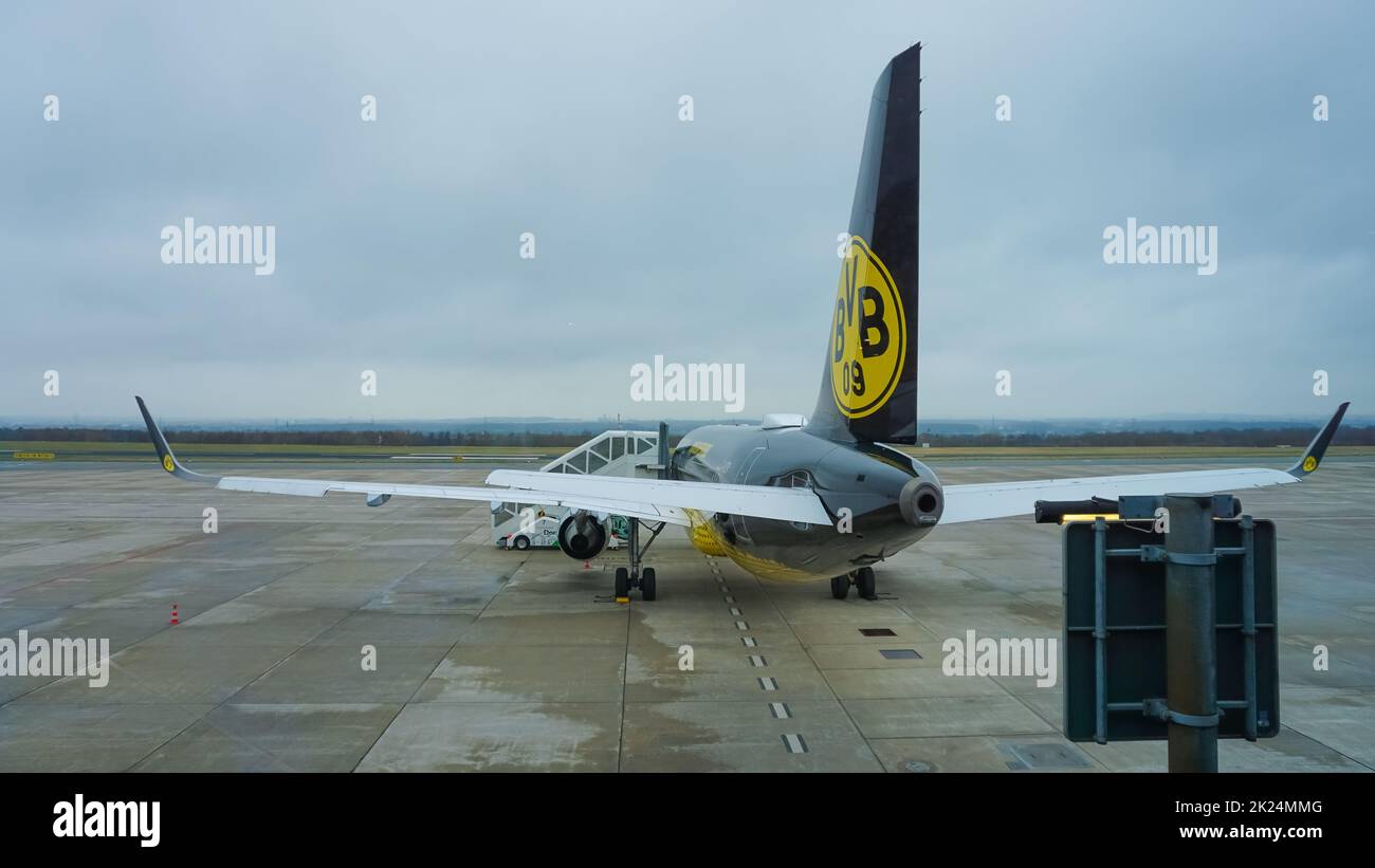 Dortmund, Allemagne - 04 janvier 2022 : avion noir et jaune avec logo du club de football allemand Borussia Dortmund BVB Banque D'Images