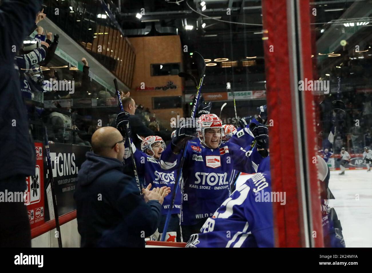 SO schön kann Eishockey sein: Johannes Huß (SERC Wild Wings) bejubelt das 4:2 der Wildwings durch Tomas Zaborsky (SERC Wild Wings) im Spiel der DEL, 3 Banque D'Images