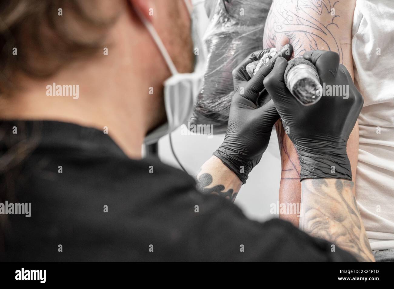 Tatouage de salon. Gros plan d'un artiste Tattoo travaillant. Tatouage artiste faire tatouage au studio. Photographie de haute qualité. Banque D'Images