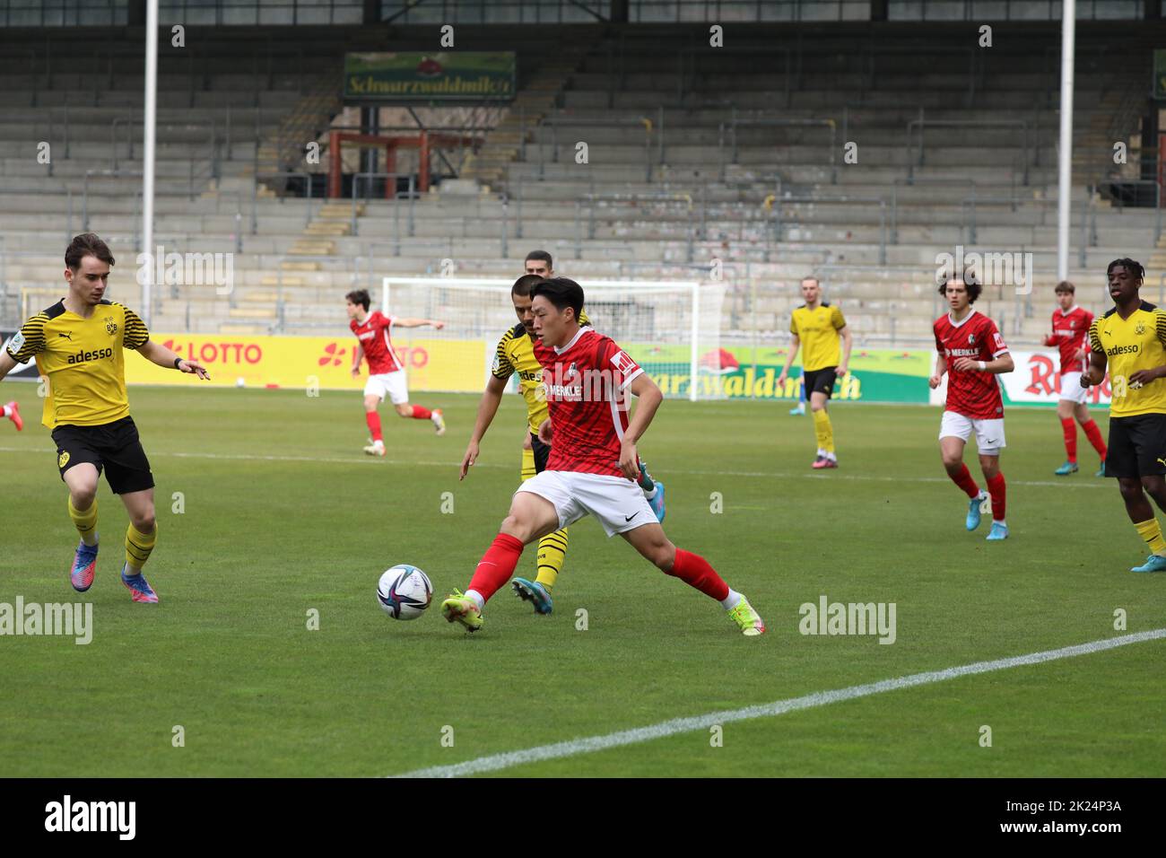 Einen Schritt schneller, Jihan Lee (SC Freiburg) als die Dortmunder Gegenspieler beim DFB-Pokal 21-22, A-Junioren, Halbfinale SC Freiburg - Borussia D. Banque D'Images