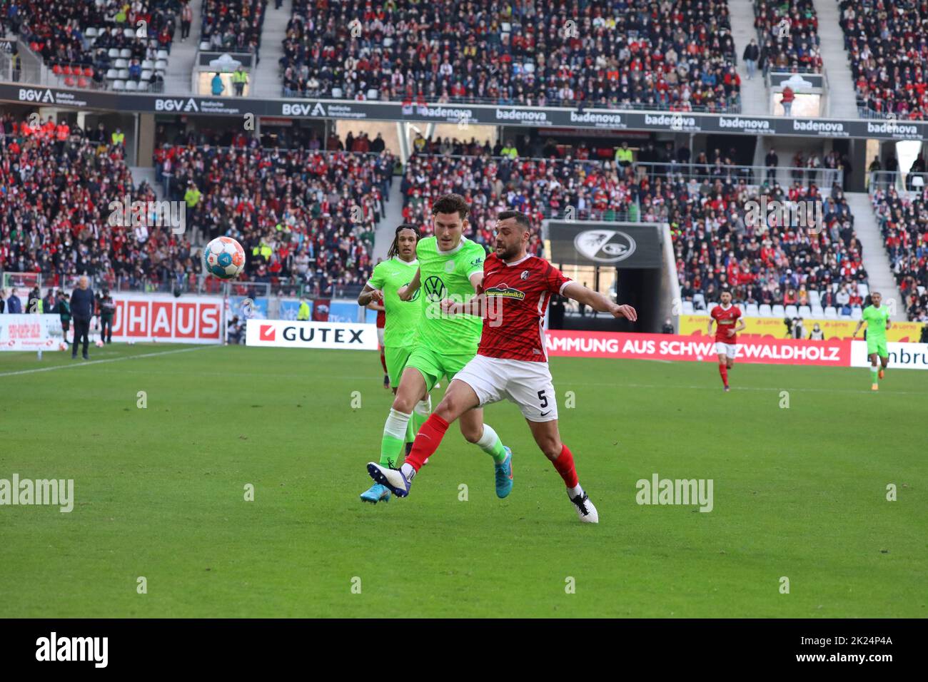 Einen Schritt schneller ist Manuel Gulde (Freiburg), hier im Duell mit Jonas Wind (VfL Wolfsburg) beim Spiel der 1. FBL: 21-22: 26. Sptg. SC Freiburg Banque D'Images