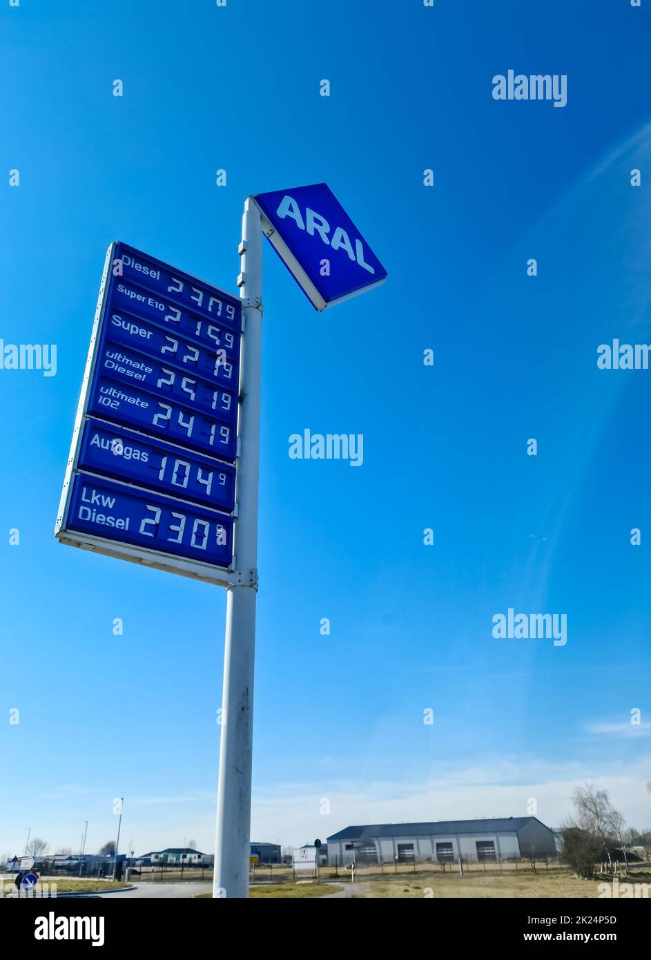 Logo et prix du carburant d'ARAL en Allemagne. Aral est une marque de carburants automobiles et de stations-service. Banque D'Images