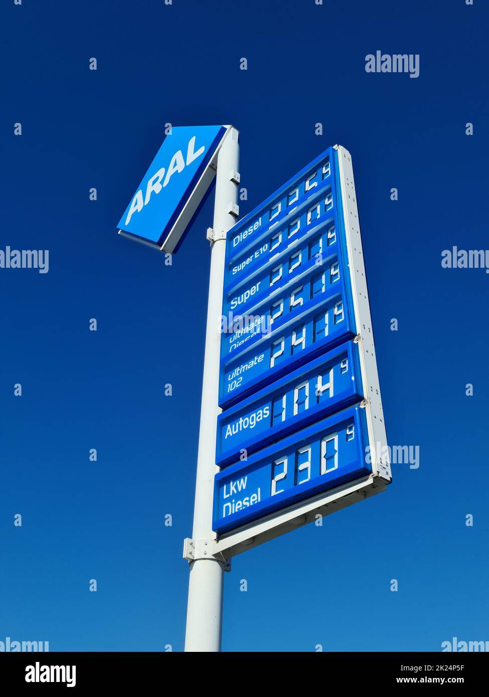 Logo et prix du carburant d'ARAL en Allemagne. Aral est une marque de carburants automobiles et de stations-service. Banque D'Images