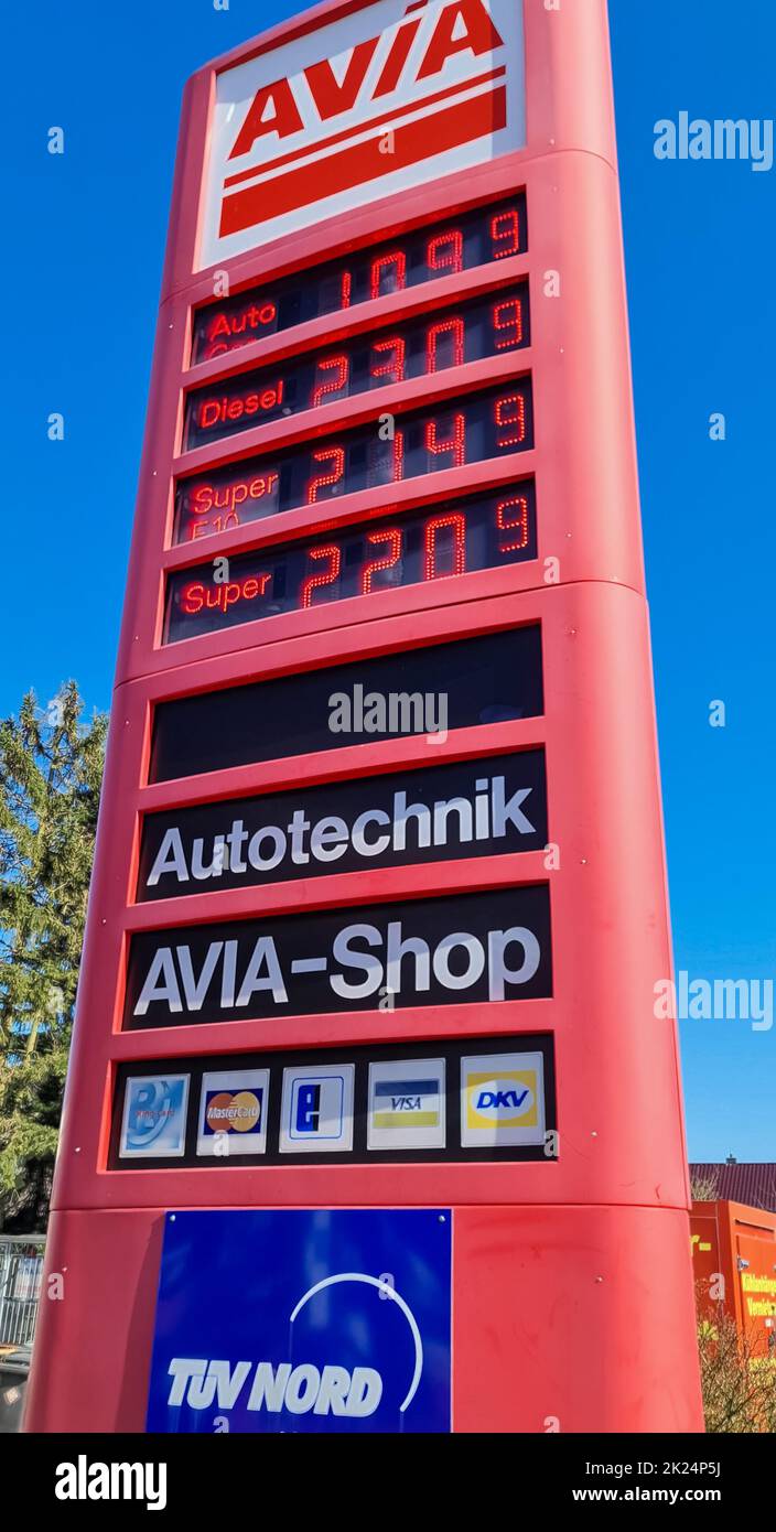 Logo et prix du carburant d'Avia en Allemagne. Avia est une marque de carburants automobiles et de stations-service. Banque D'Images
