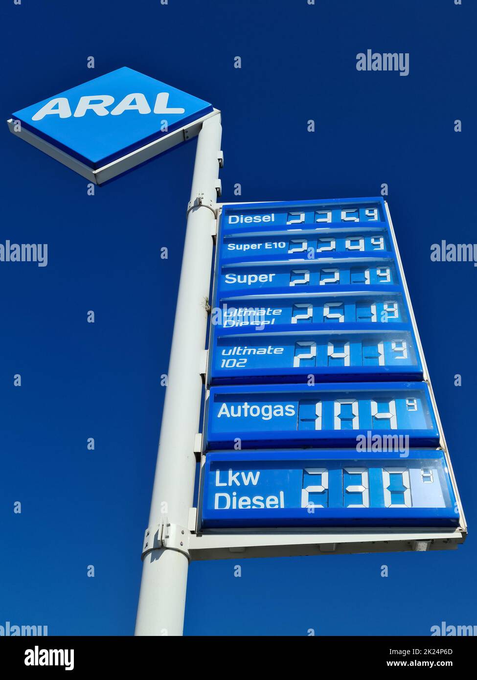 Logo et prix du carburant d'ARAL en Allemagne. Aral est une marque de carburants automobiles et de stations-service. Banque D'Images