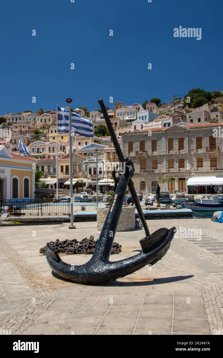 SYMI, Grèce - 03 JUIN 2021. Une vieille grande sculpture d'ancre sur la promenade de la ville de Symi sur le port illustré de l'île de Symi en Grèce. Dodécanèse. Banque D'Images