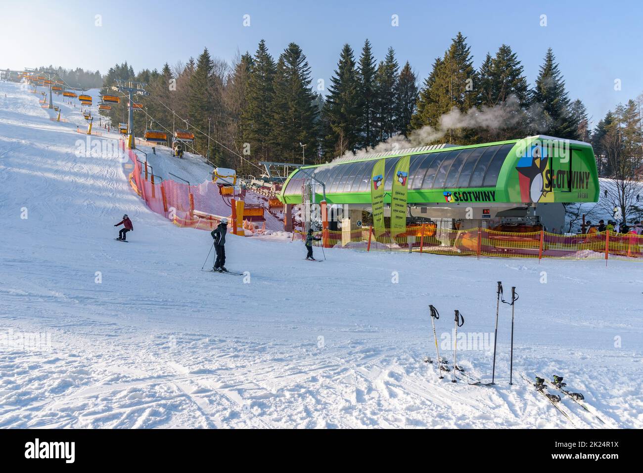 Krynica Zdroj, Pologne - 27 janvier 2020 : skiers à la station de ski de fond de la remontée mécanique moderne à la station Slotwiny Arena Banque D'Images