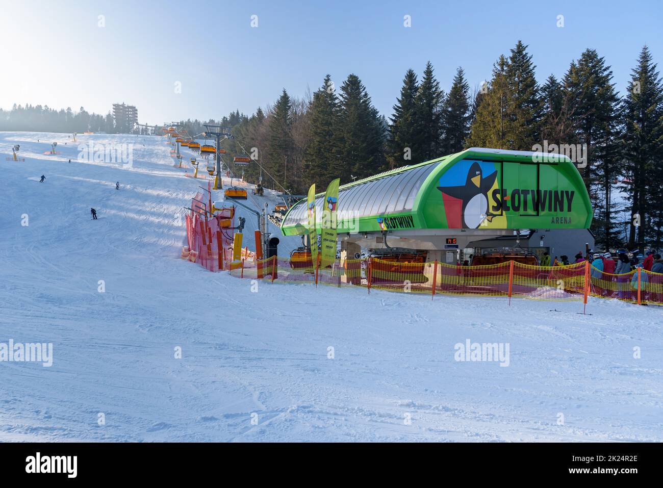 Krynica Zdroj, Pologne - 27 janvier 2020 : skiers à la station de ski de fond de la remontée mécanique moderne à la station Slotwiny Arena Banque D'Images