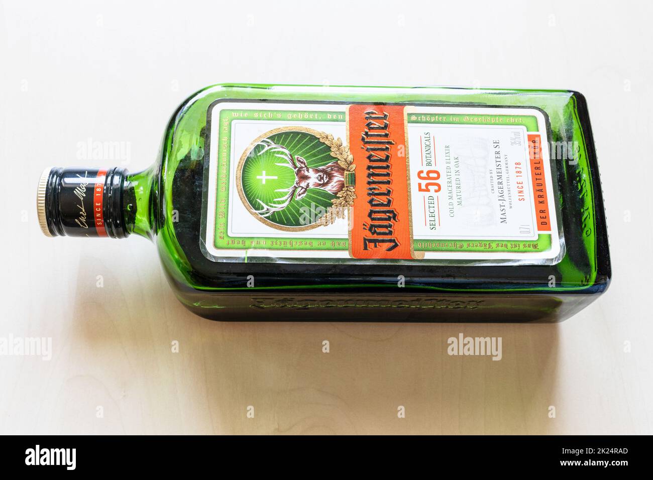 Moscou, Russie - 20 mars 2022 : bouteille de liqueur de jagermeister sur table pâle. Jagermeister est allemand digestif fait avec 56 herbes et épices, il Banque D'Images