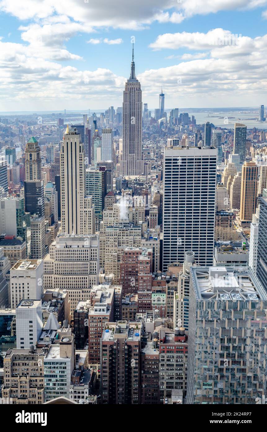 Vue panoramique de Manhattan avec Empire State Building et site de construction du One World Trade Center, vue depuis le Rockefeller Center, New York City en hiver, Banque D'Images