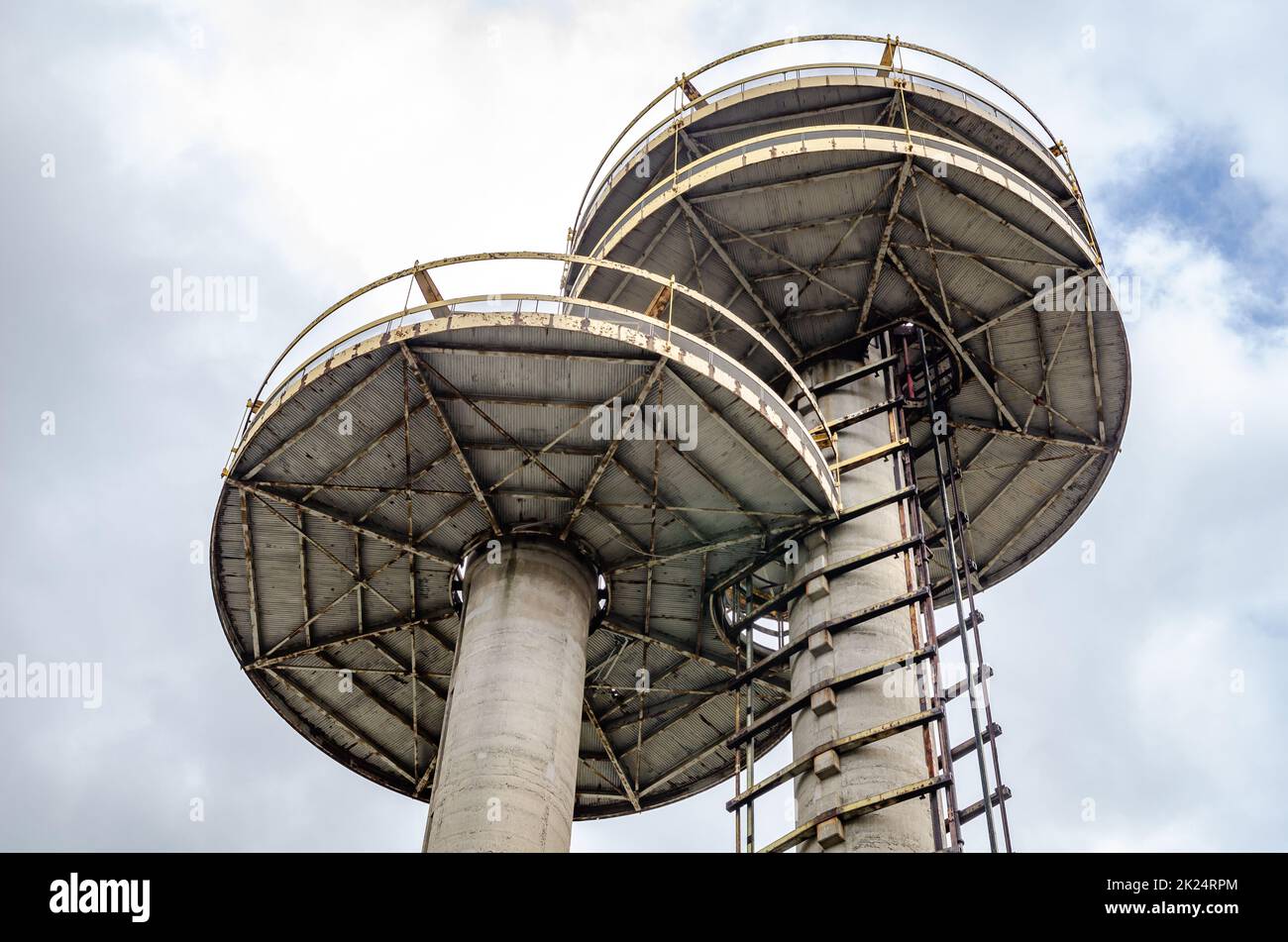 Vue rapprochée des tours d'observation du pavillon de l'État de New York, vue depuis un angle bas, Flushing-Meadows-Park, New York City pendant la journée d'hiver, horizontale Banque D'Images