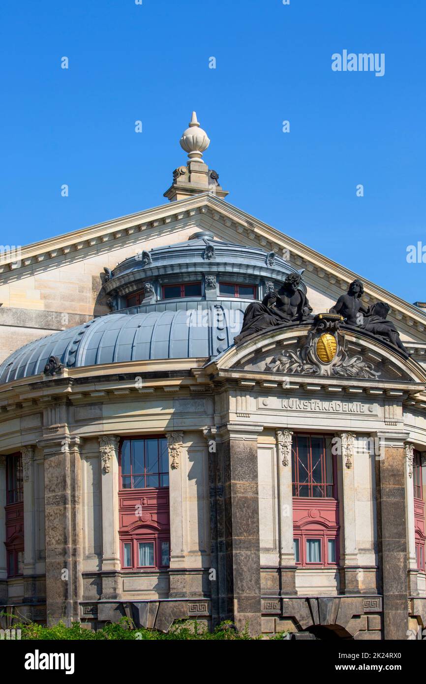 Dresde, Allemagne - 23 septembre 2020 : façade de l'Académie des Beaux-Arts de Dresde située sur l'Elbe. Banque D'Images