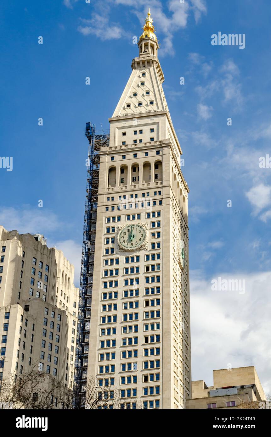 The New York EDITION Hotel Clock Tower, vue de bas angle, New York City pendant la journée d'hiver ensoleillée, ciel bleu en arrière-plan, vertical Banque D'Images