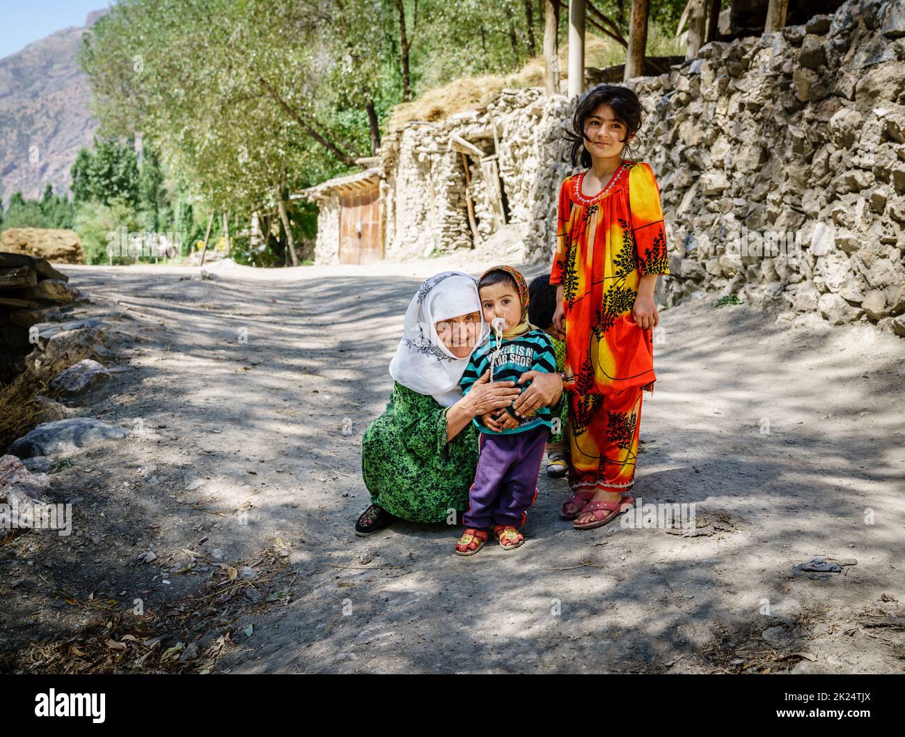 26 août 2016, village de Margib, Tadjikistan : enfants locaux avec leur grand-mère dans un petit village de la région de Yaghnob au Tadjikistan Banque D'Images