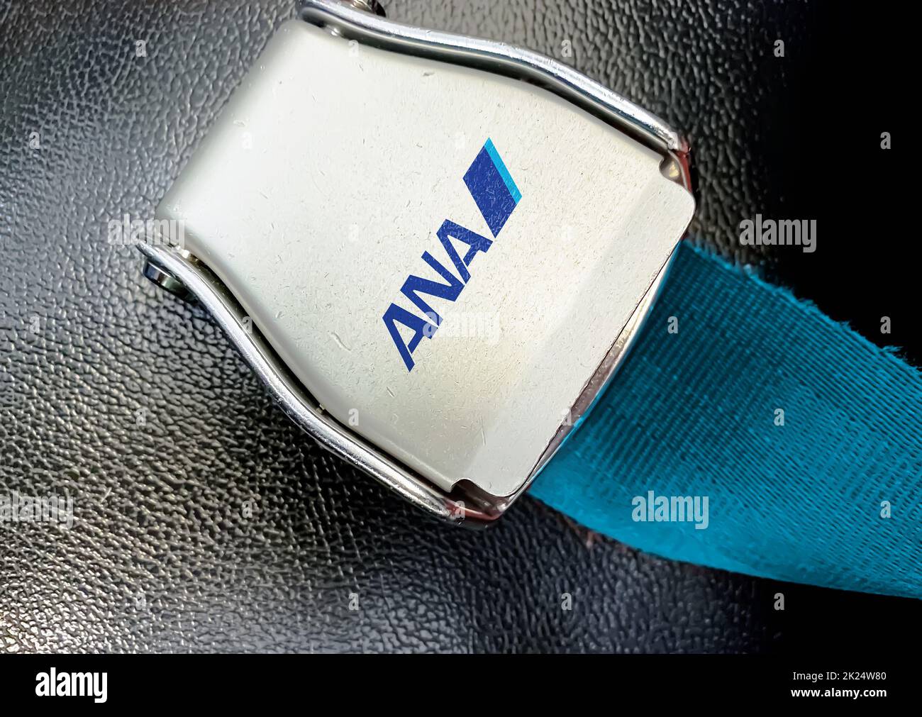 Tokyo, JAP, juillet 2019 : ceinture sous-abdominale verte d'un siège vide à l'intérieur d'un avion avec le logo ANA All Nippon Airways imprimé sur le métal. ANA est une japonaise Banque D'Images