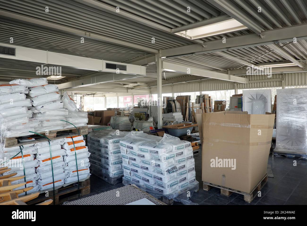 Gespendete Baumeterialien in einer Lagerhalle, die kostenlos an Opfer der Flutkatastrophe im Juli 2021 abgegeben werden, Nordrhein-Westfalen, Deutschl Banque D'Images