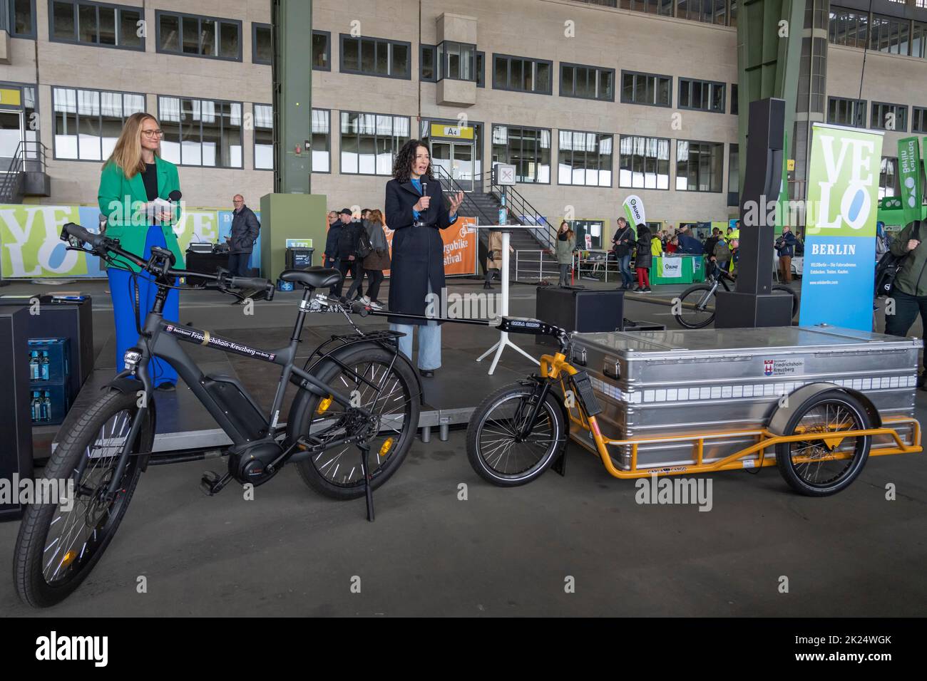 Au salon Vélo de l'aéroport de Tempelhof, Bettina Jarasch, sénateur de la mobilité, décerne deux projets avec le comité 'Fahrrad Berlin' 2022 Banque D'Images