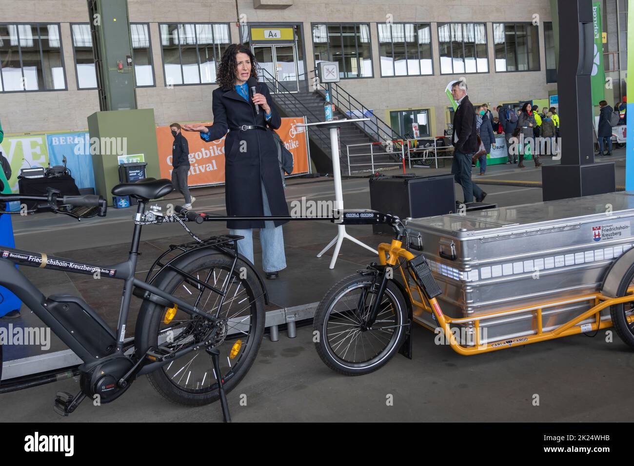 Au salon Vélo de l'aéroport de Tempelhof, Bettina Jarasch, sénateur de la mobilité, décerne deux projets avec le comité 'Fahrrad Berlin' 2022 Banque D'Images