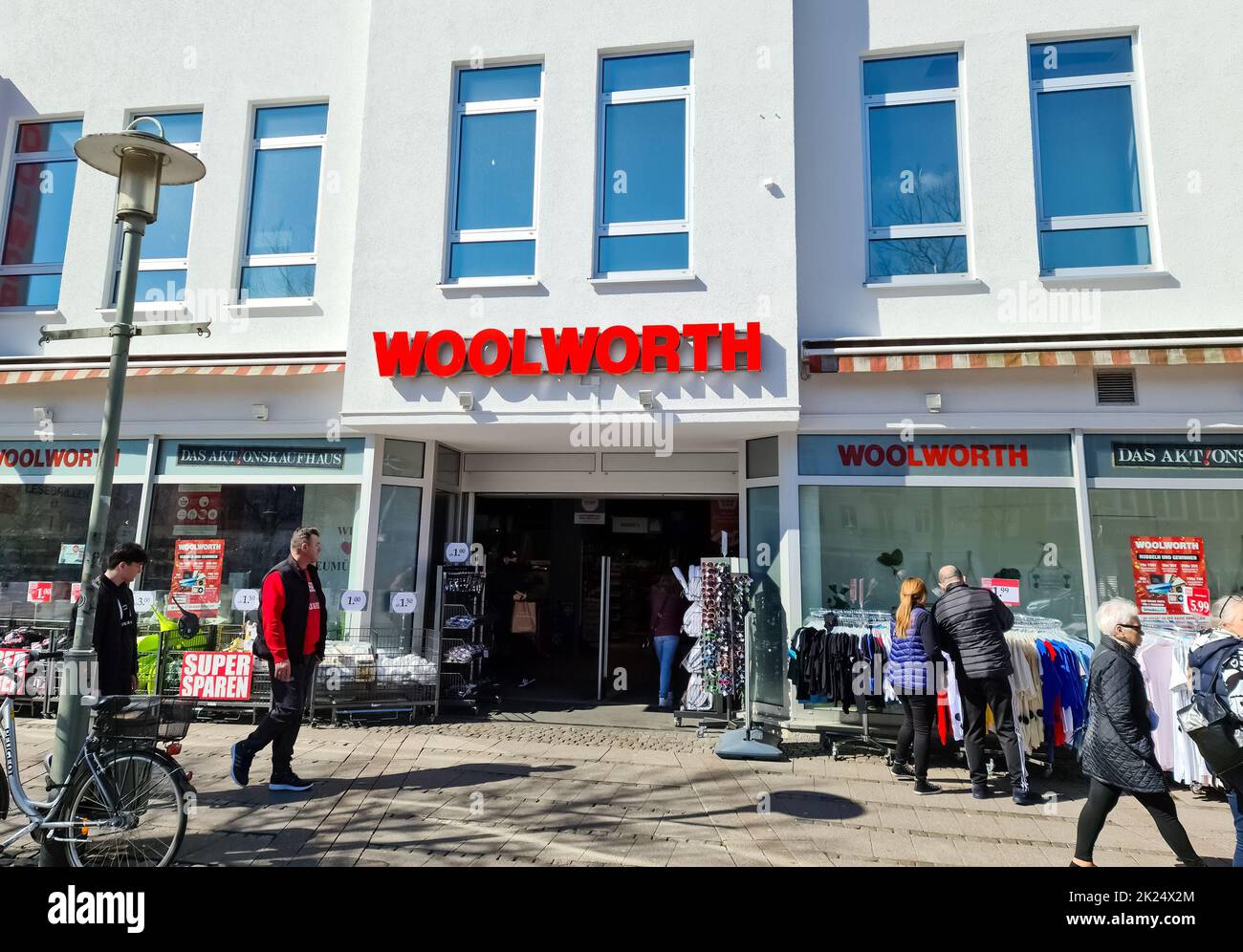 Neumuenster, Allemagne - 16. 2022 avril : zone d'entrée d'un magasin Woolworth avec un grand logo au-dessus de la porte Banque D'Images
