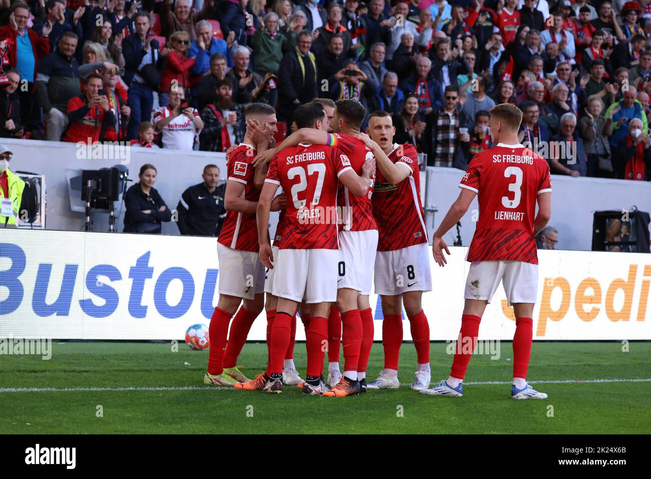 Roland Sallai (Freiburg/ganz links) erzielte zwei Tore beim 3:0 Sieg im Spiel und wird von den Kollegen gefeiert im Spiel der der der 1. FBL: 21-22: 30. S Banque D'Images