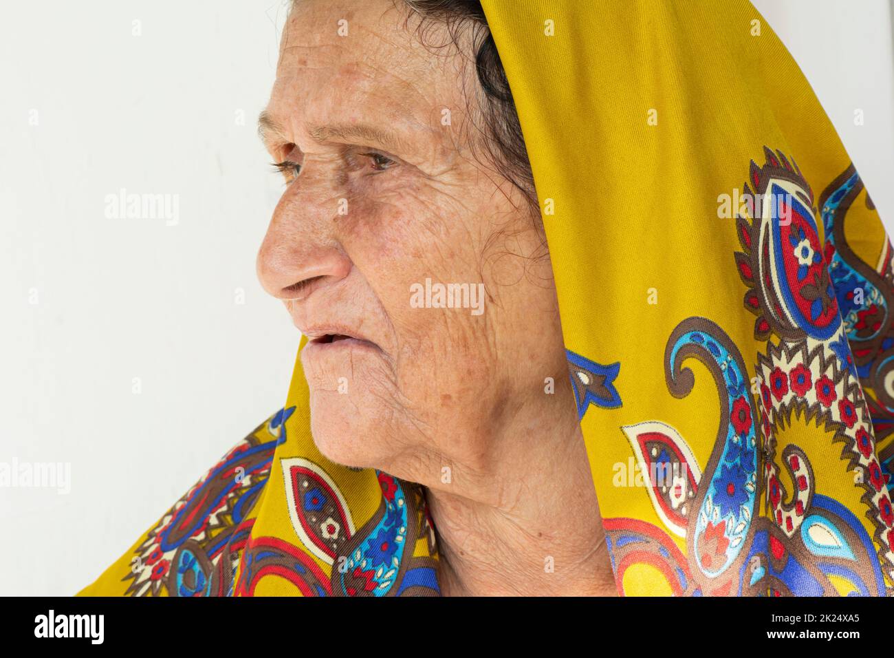 Khomam, IRAN - 16 novembre, 2017 76 ans, femme musulmane âgée avec un portrait de foulard jaune. Province de Gilan Banque D'Images