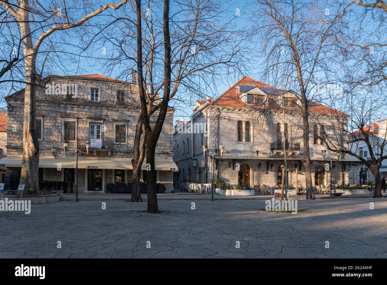 Bâtiments sur la place de la ville dans la ville de Trebinje, Bosnie-Herzégovine Banque D'Images