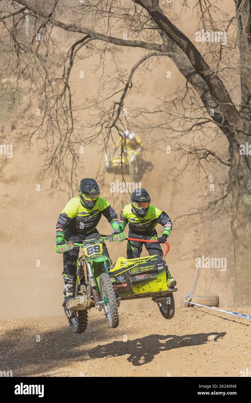 MOHELNICE, RÉPUBLIQUE TCHÈQUE - 16 AVRIL 2022. Les cavaliers sautent à moto. L'équipage suivant est derrière eux dans le championnat 'Sidesarcross de République Tchèque Banque D'Images