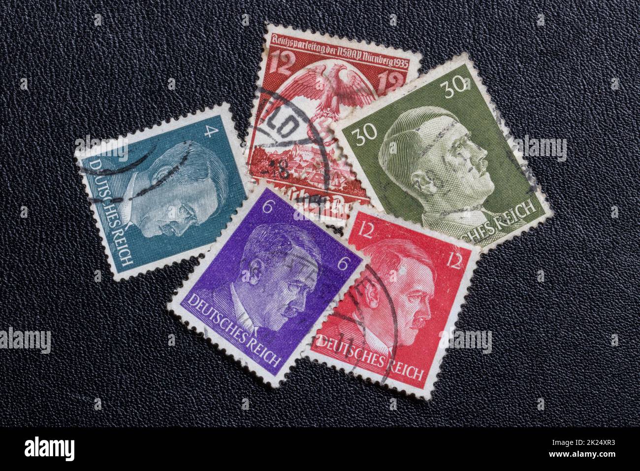 Potsdam, Allemagne – 20 avril 2022. Vieux timbres allemands du troisième Reich, avec le portrait imprimé d'Adolf Hitler et un du parti de Reich 1935 C. Banque D'Images