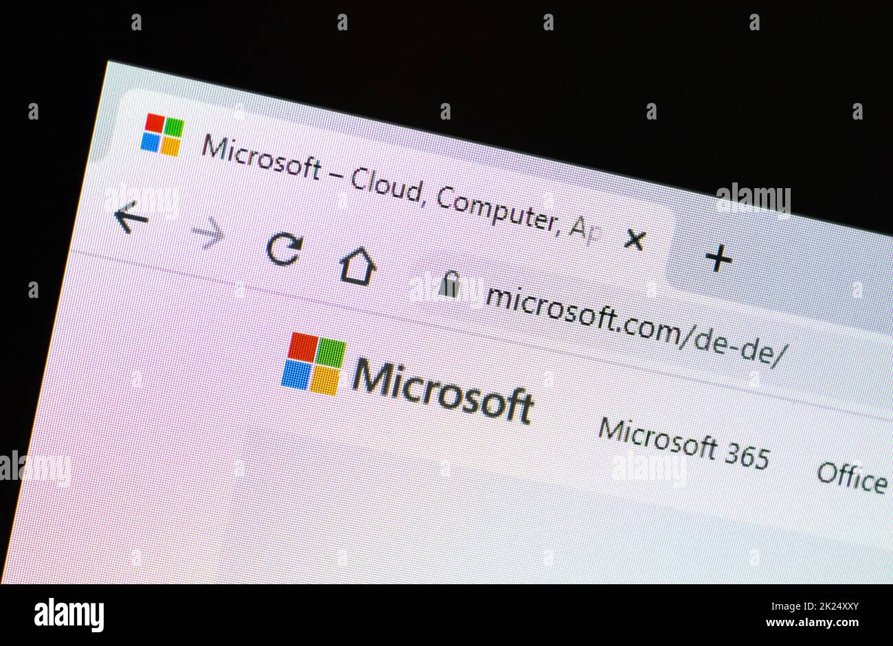 Hambourg, Allemagne - 27. Avril 2022 : gros plan extrême de la page d'accueil de la société Microsoft sur écran LCD dans le navigateur Internet Banque D'Images
