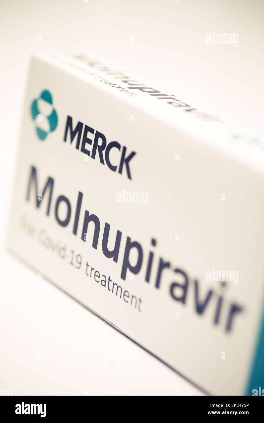 Bucarest, Roumanie - 2 février 2022 : image éditoriale illustrative de la pilule antivirale orale Molnupiravir développée par Merck. Virus Corona Banque D'Images Bucarest, Roumanie - 2 février 2022 : image éditoriale illustrative de la pilule antivirale orale Molnupiravir développée par Merck. Virus Corona Banque D'Images