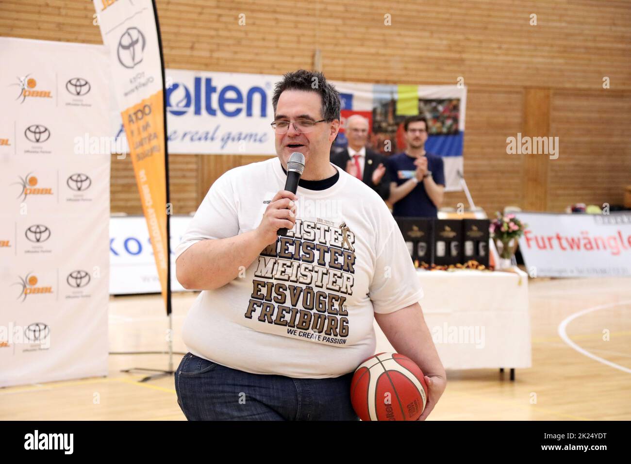 Uwe Stasch (Zweiter Vorsitzender und Hallensprcher Eisvögel USC Freiburg) beim Spiel der 1.BBL Damen 2021/2022 - Eisvoegel USC Freiburg - Rheinland L Banque D'Images