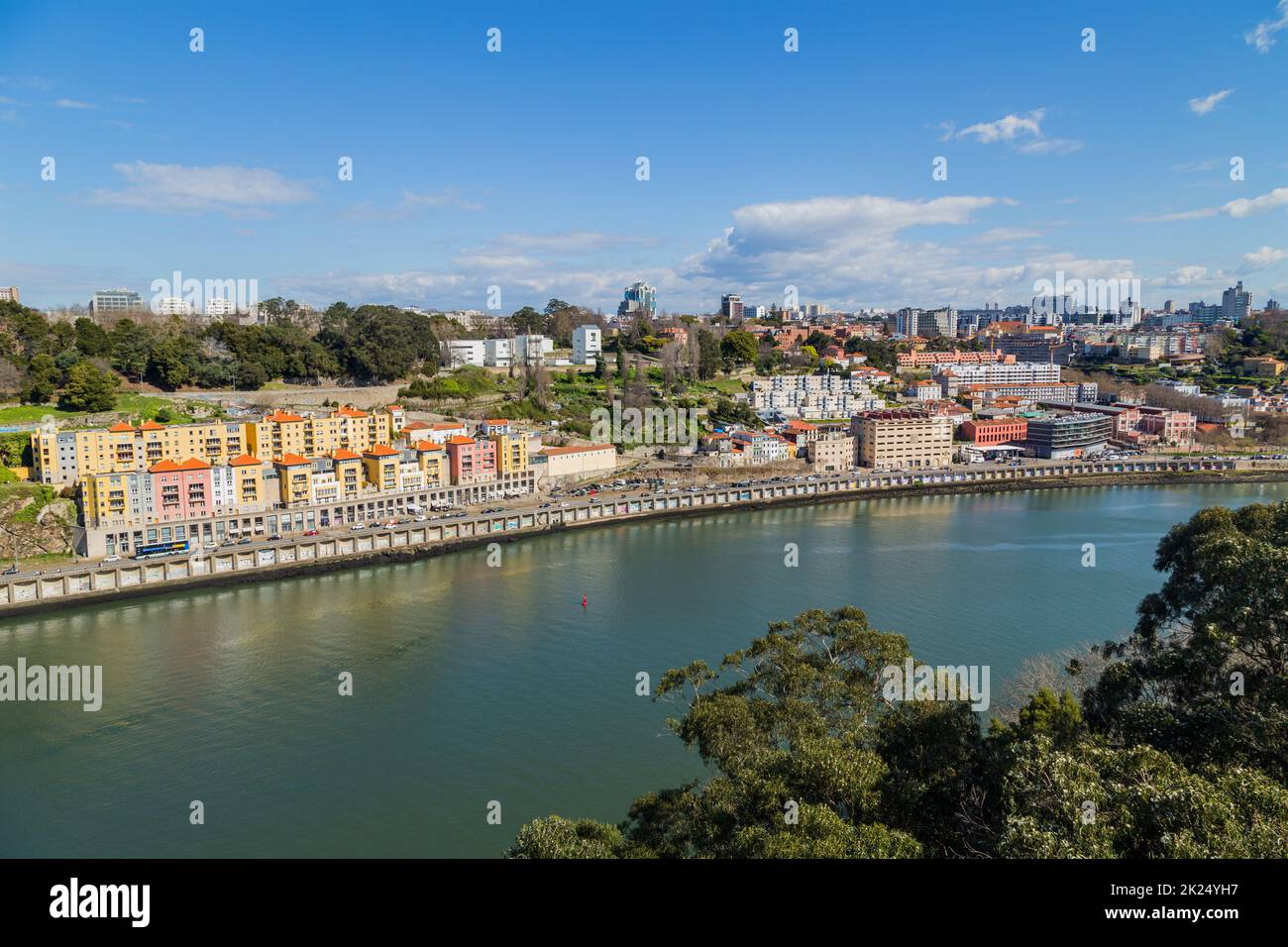 Porto, Portugal: 06, Mars, 2021 - vue sur le centre historique de Porto avec le Douro entre Ribeira et Vila Nova de Gaia ville, au nord du Portugal Banque D'Images