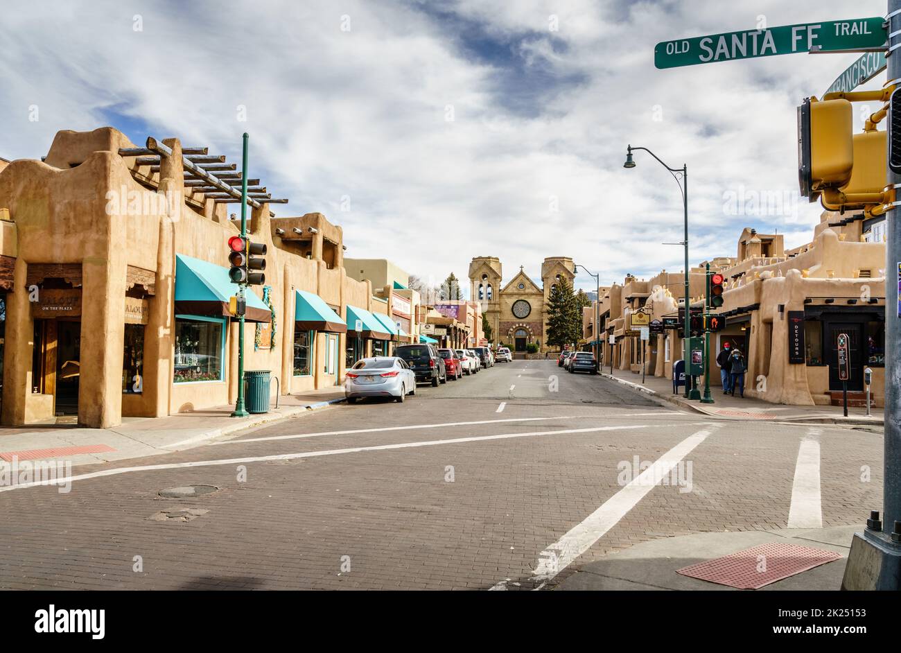 Santa Fe, Nouveau-Mexique, 13 décembre 2021 : rue centrale du centre-ville de Santa Fe, NOUVEAU-MEXIQUE avec vue sur la basilique de la cathédrale Saint-François d'Assise Banque D'Images