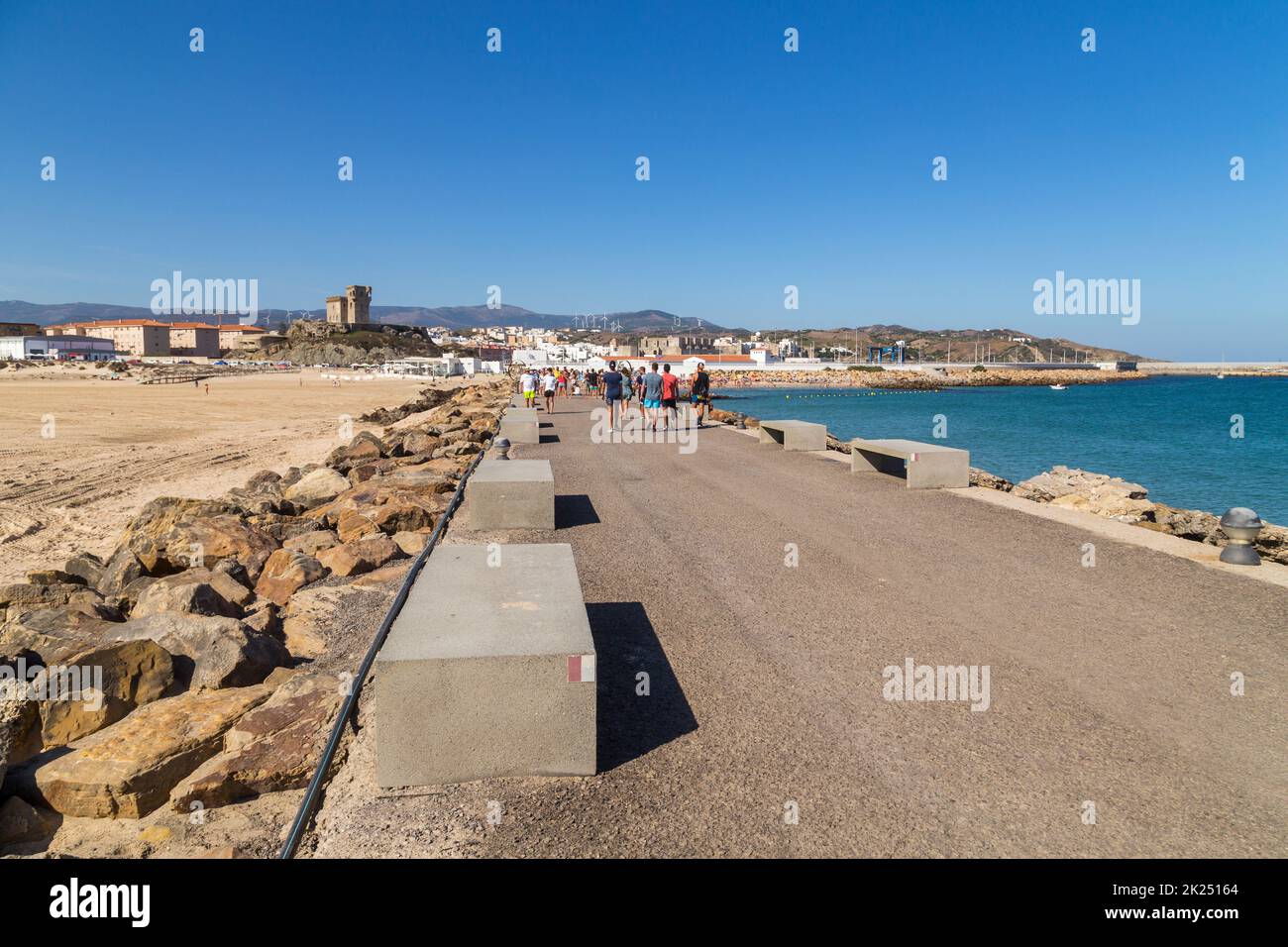 Tarifa, Espagne - 17 août 2021. Les gens à Playa de Los lances Beach, le point sud de l'Europe, avec le château de Santa Catalina en premier plan. Vue Banque D'Images